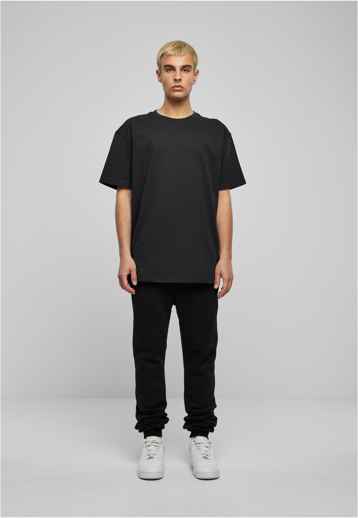 Essentials Basic Sweatpants in Schwarz, getragen