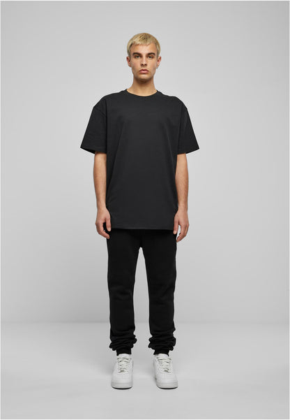 Essentials Basic Sweatpants in Schwarz, getragen
