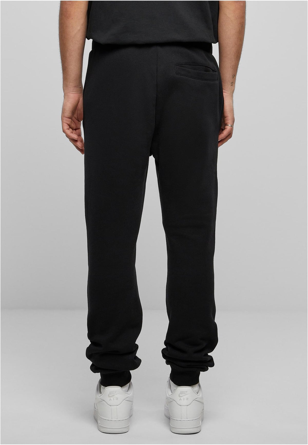 Essentials Basic Sweatpants in Schwarz, getragen