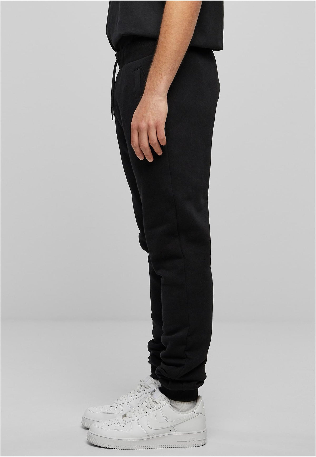Essentials Basic Sweatpants in Schwarz, getragen