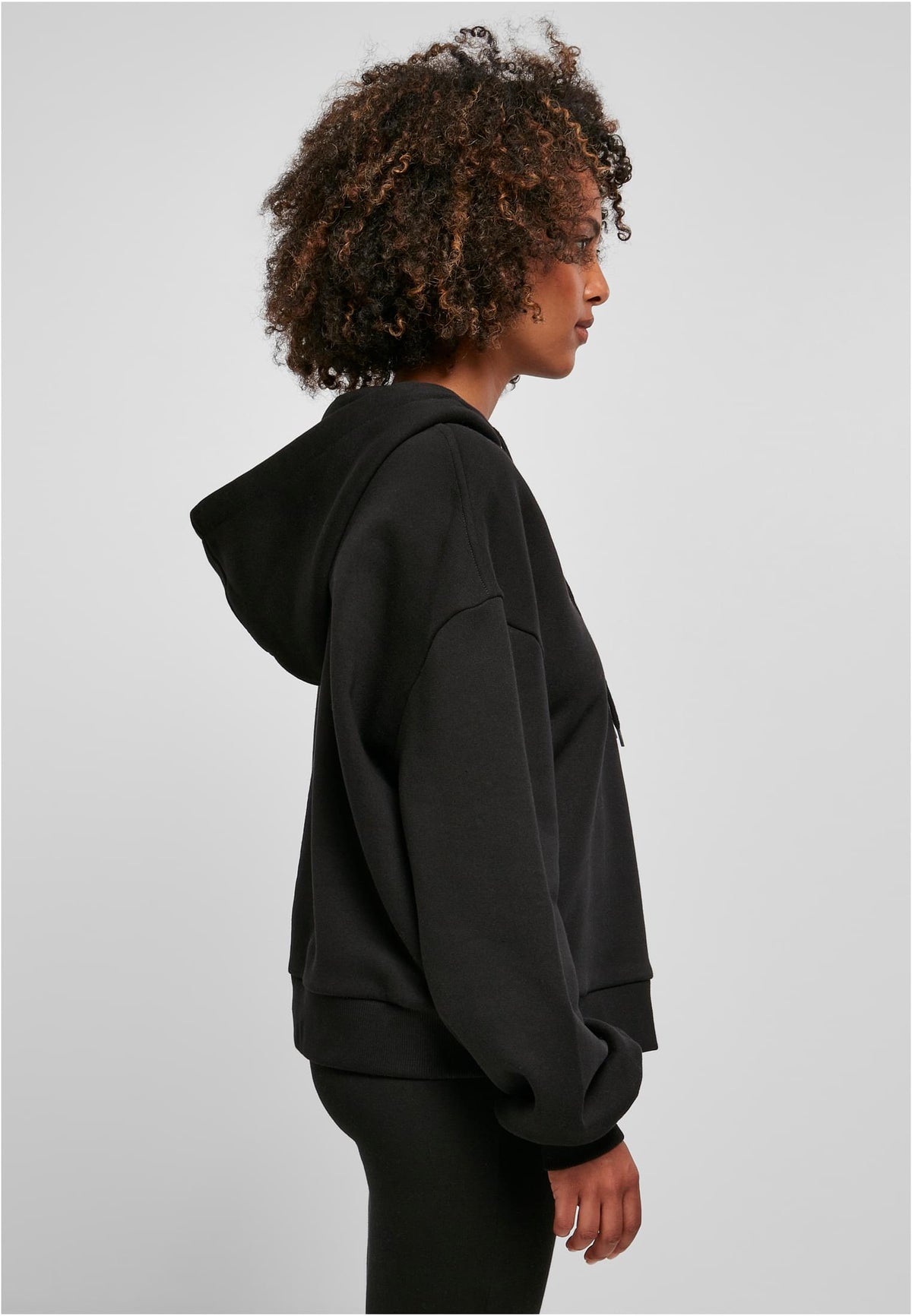 Ladies Essentials Oversized Hoody in Schwarz, getragen