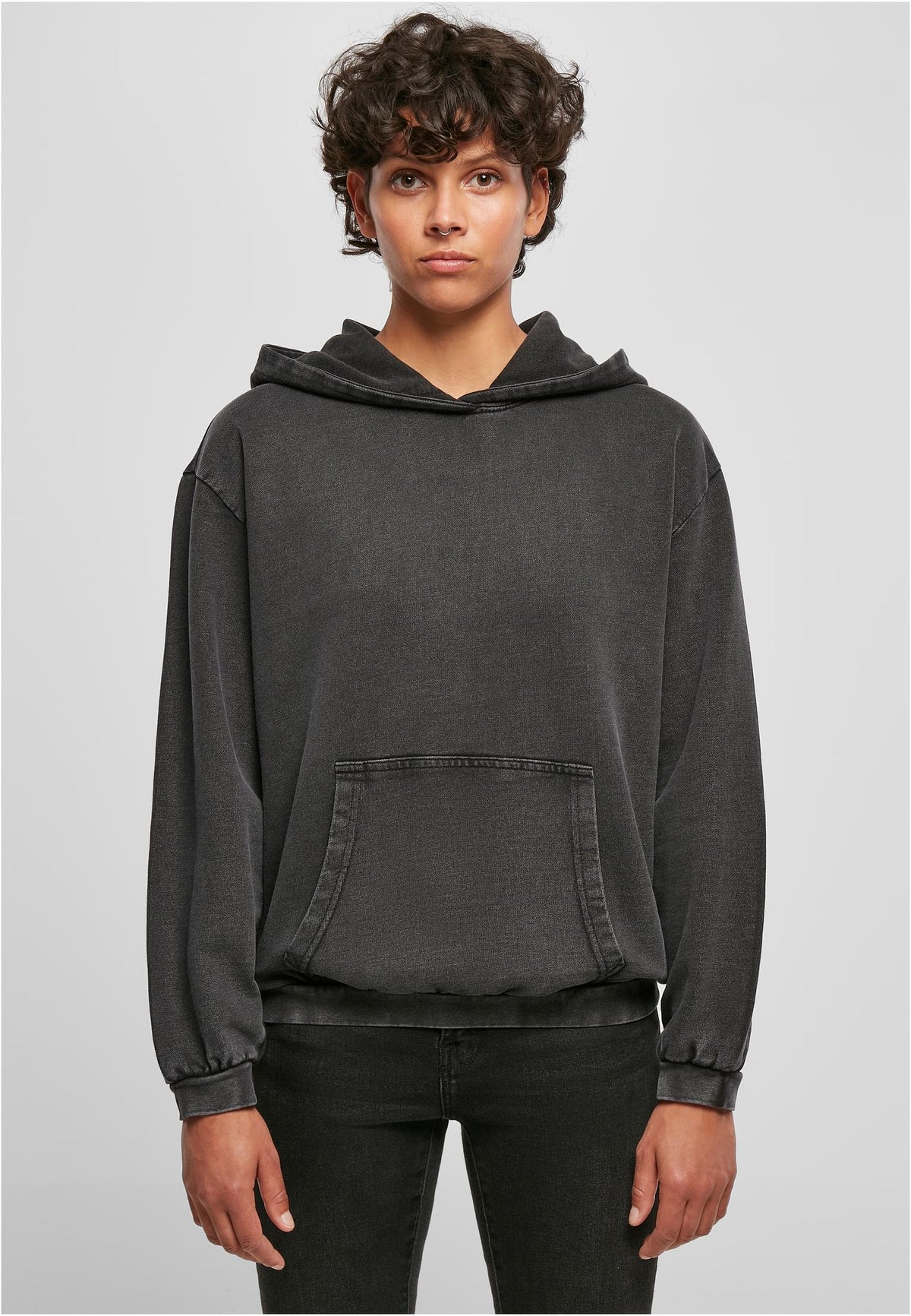 Ladies Acid Washed Oversize Hoody in Schwarz, getragen