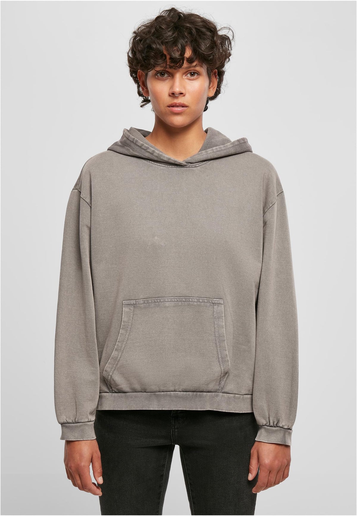 Ladies Acid Washed Oversize Hoody in Asphalt, getragen