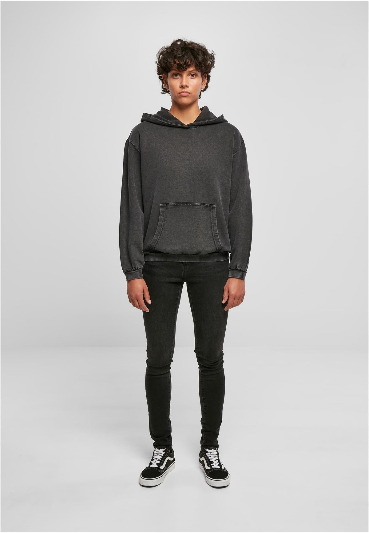 Ladies Acid Washed Oversize Hoody in Schwarz, getragen