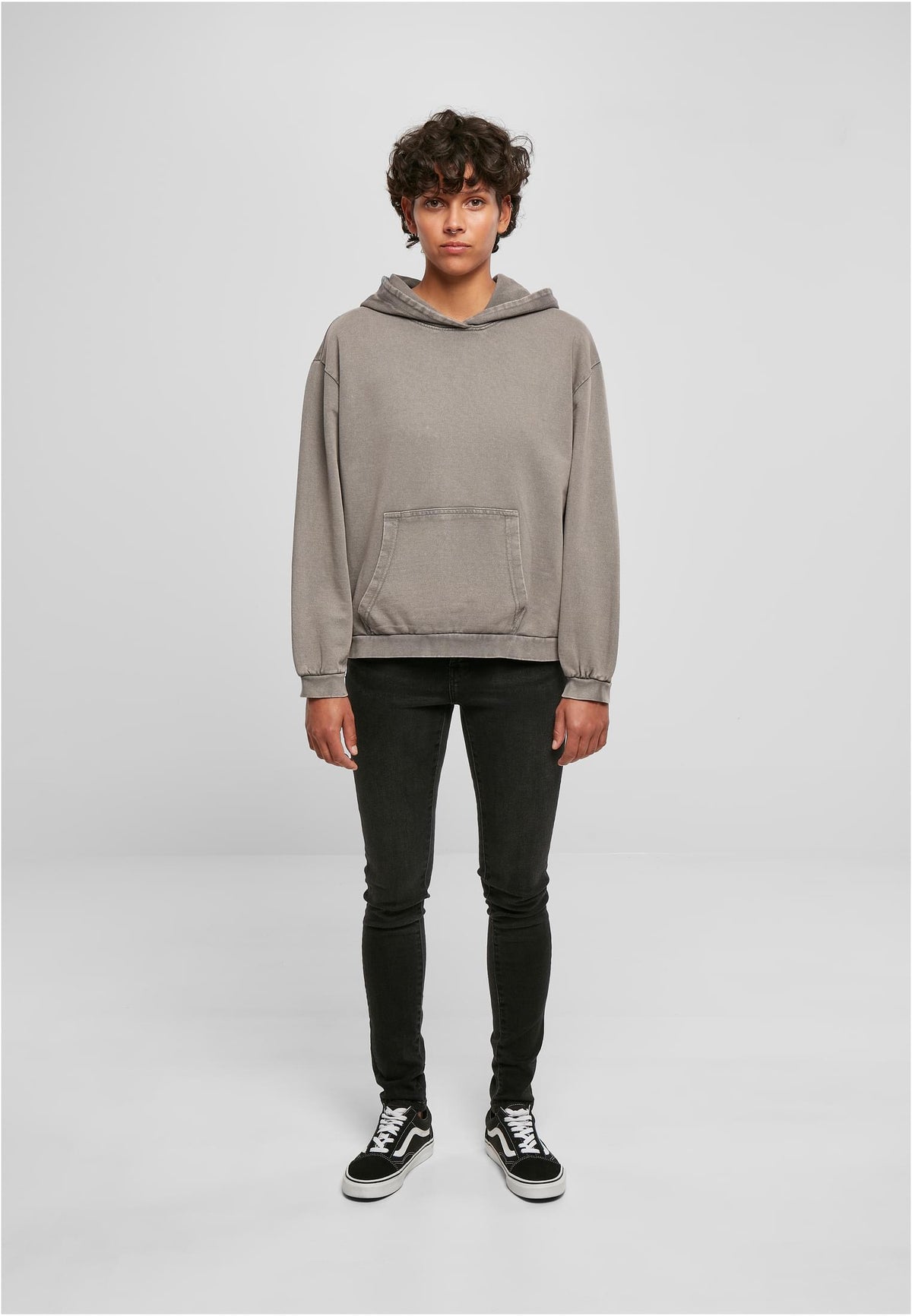 Ladies Acid Washed Oversize Hoody in Asphalt, getragen