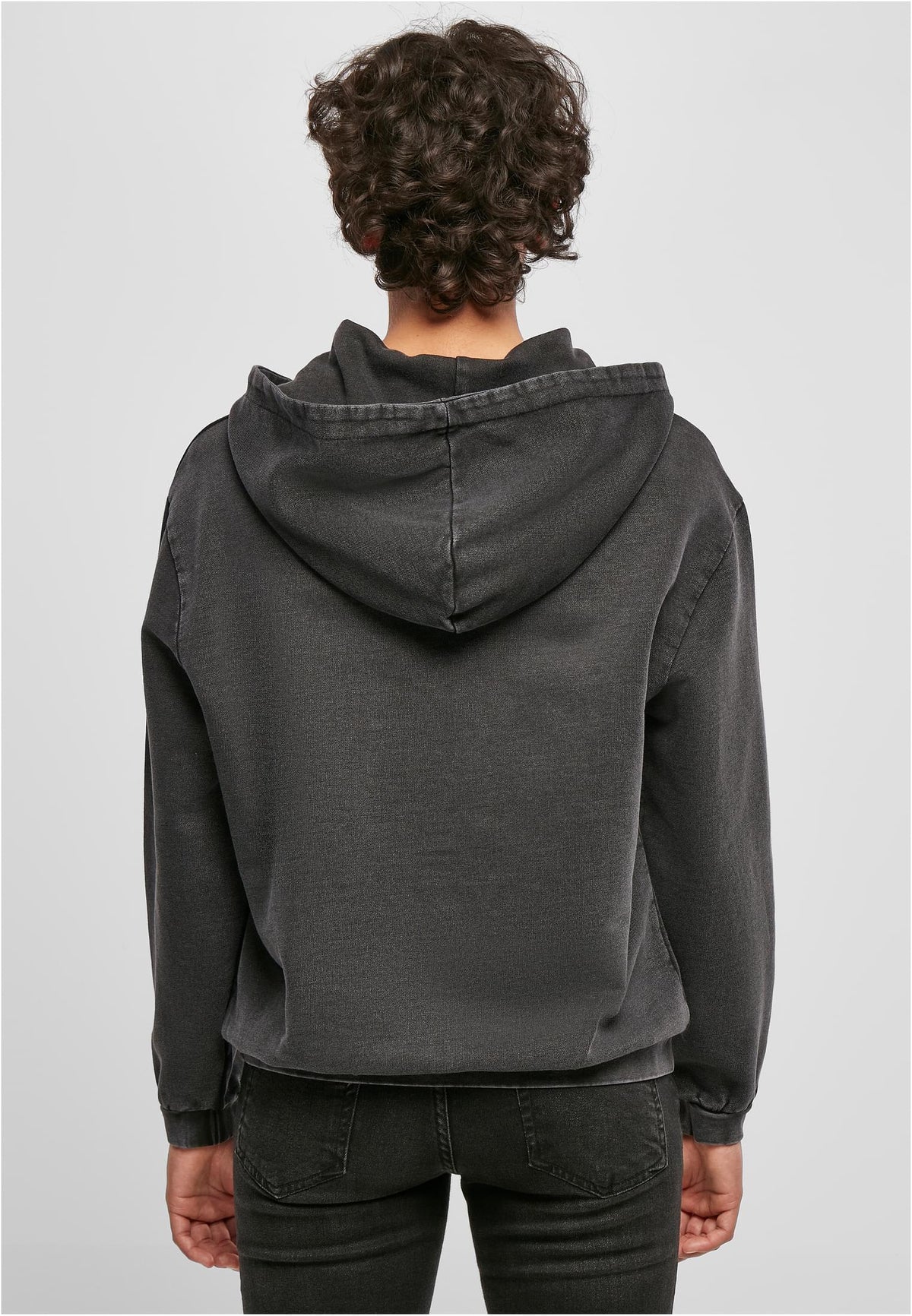 Ladies Acid Washed Oversize Hoody in Schwarz, getragen