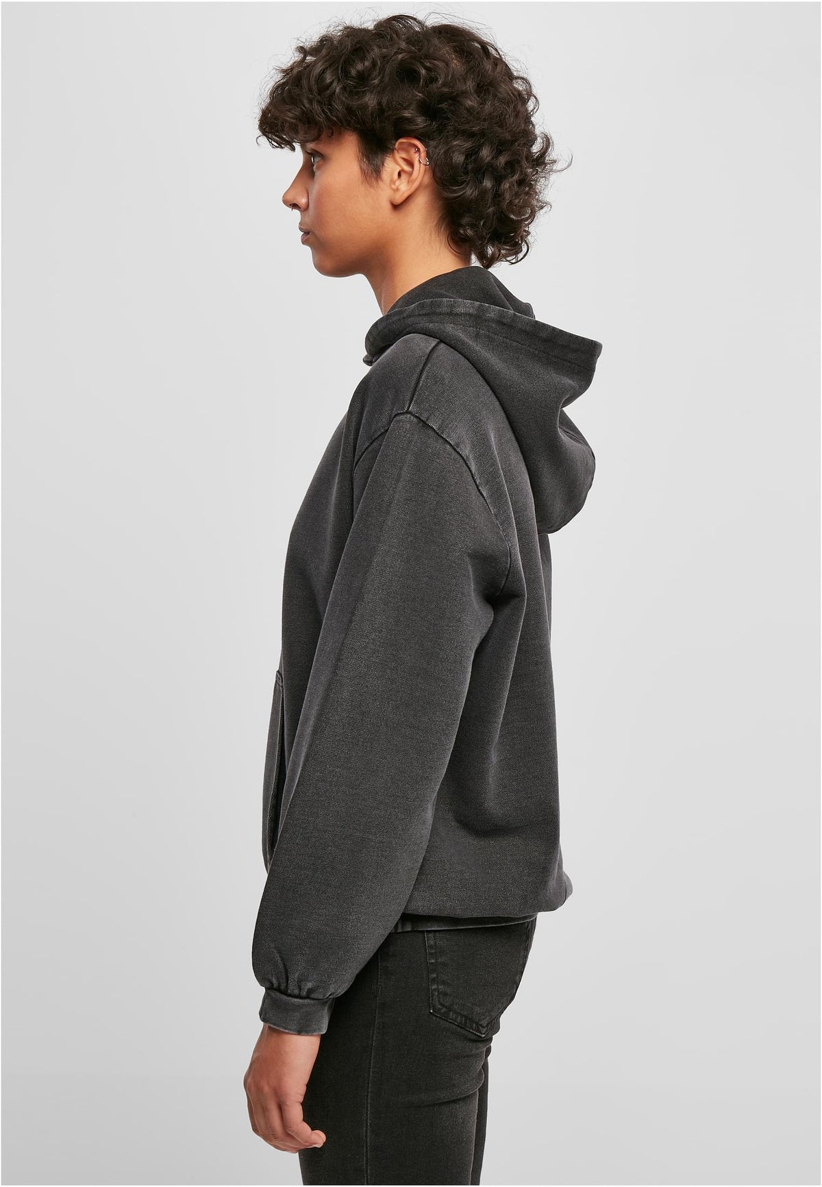 Ladies Acid Washed Oversize Hoody in Schwarz, getragen