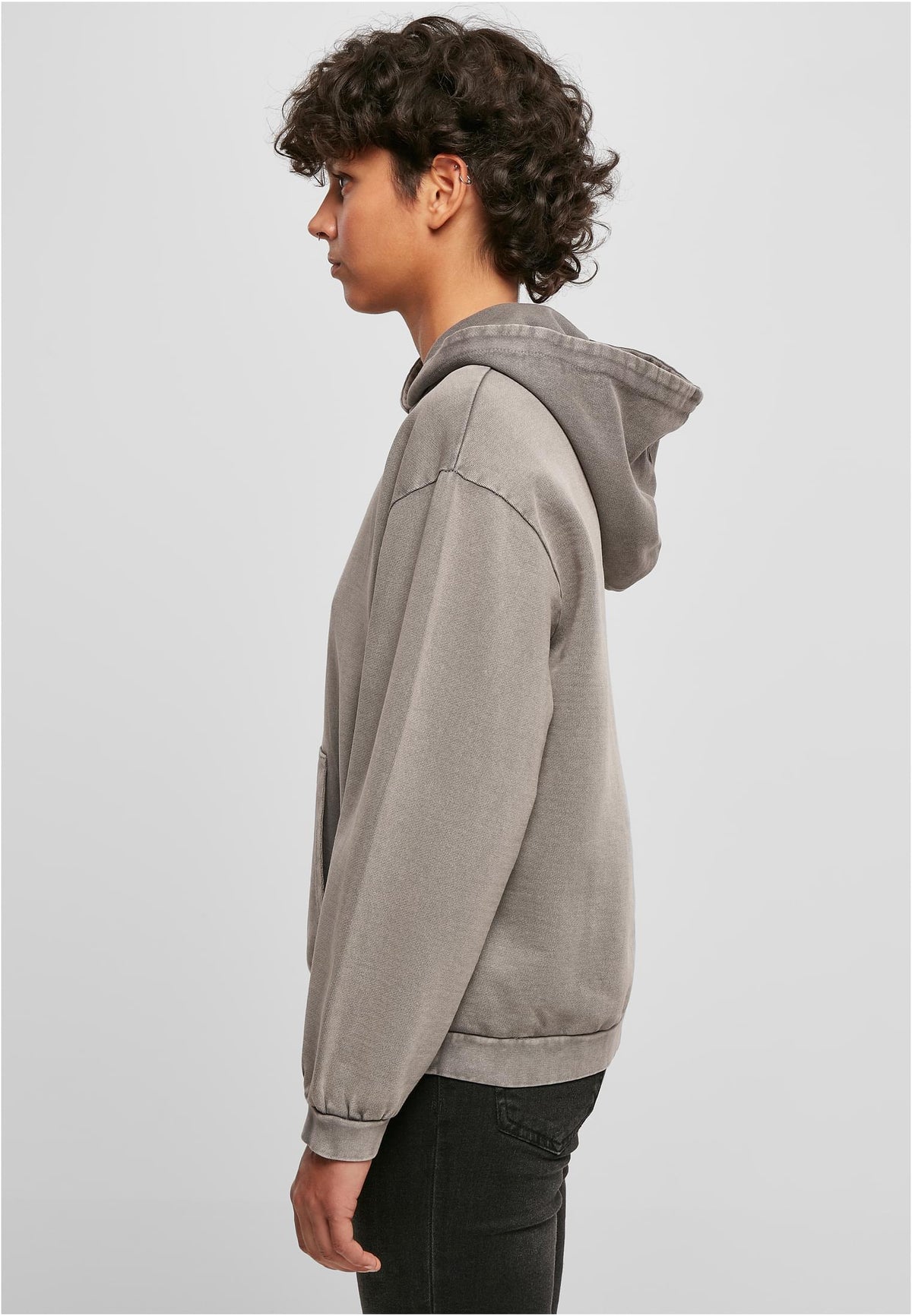 Ladies Acid Washed Oversize Hoody in Asphalt, getragen