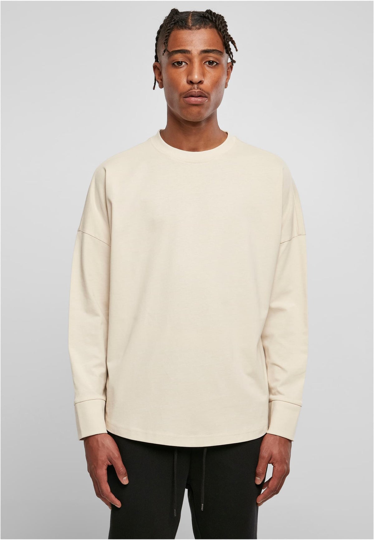 Oversized Cut On Sleeve Longsleeve in Sand, getragen