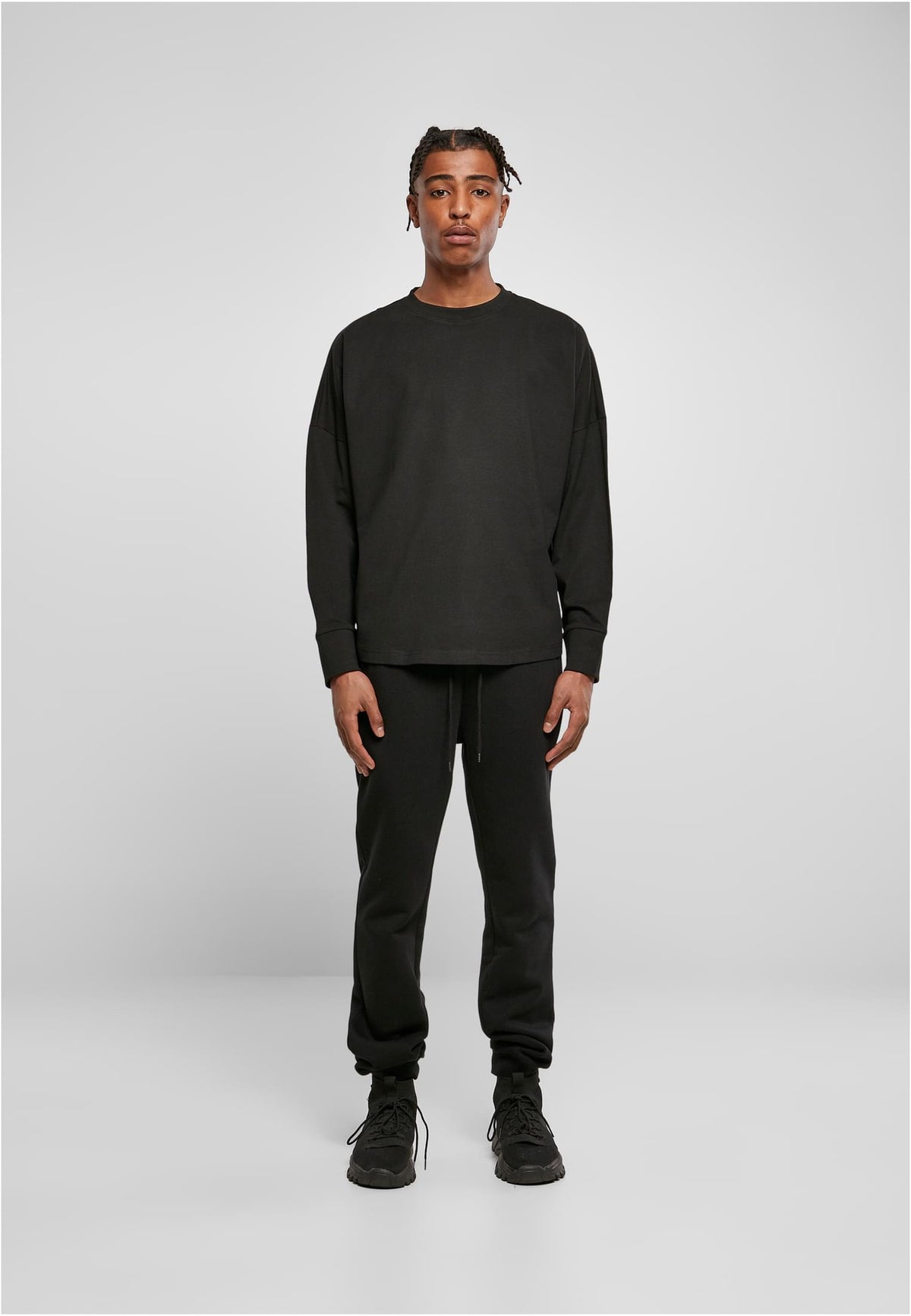 Oversized Cut On Sleeve Longsleeve in Schwarz, getragen
