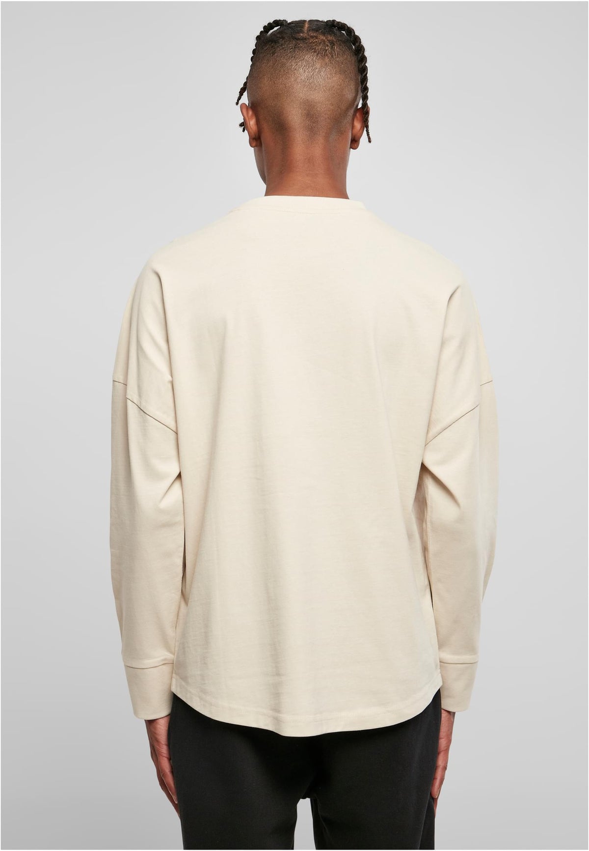 Oversized Cut On Sleeve Longsleeve in Sand, getragen