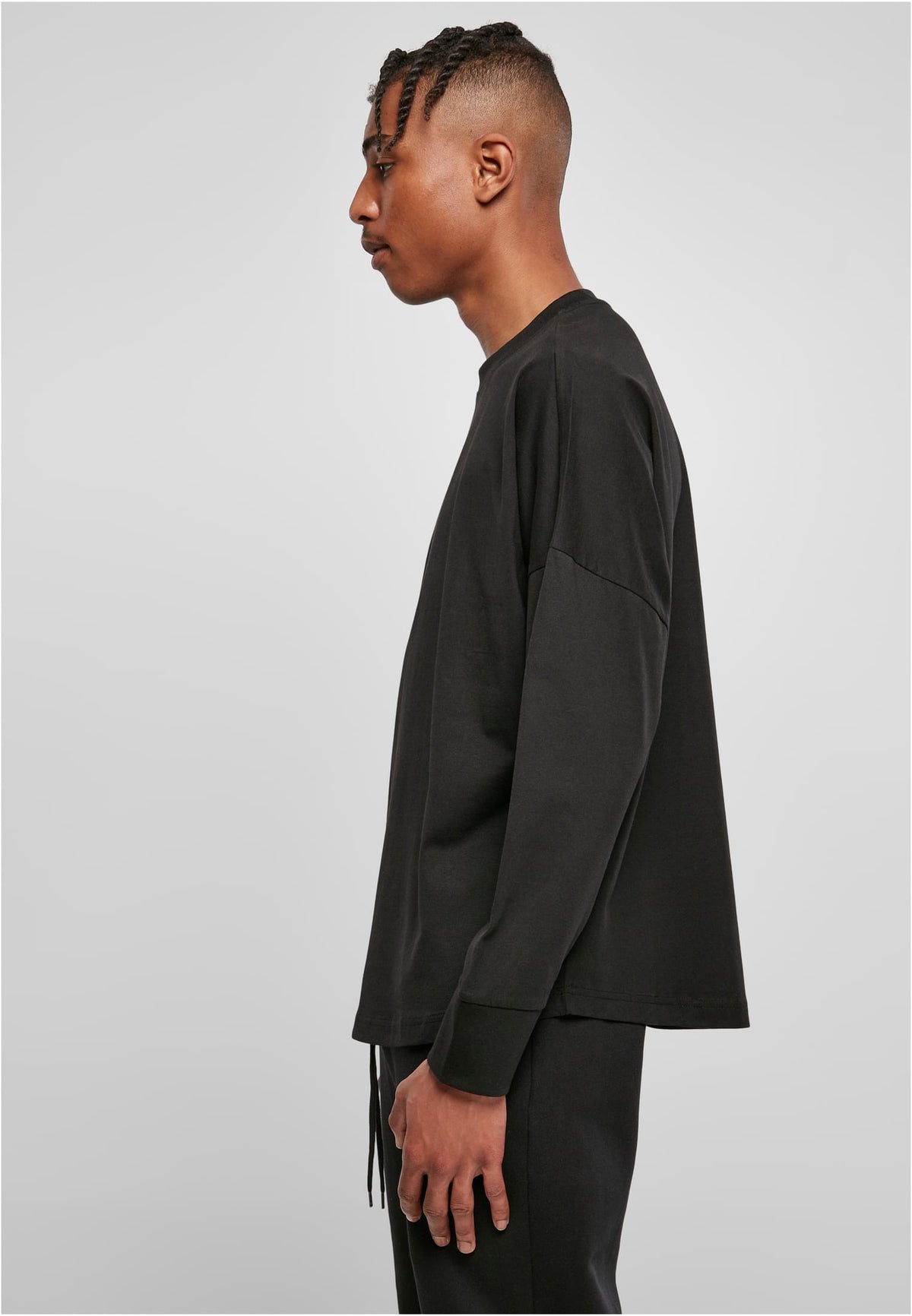 Oversized Cut On Sleeve Longsleeve in Schwarz, getragen