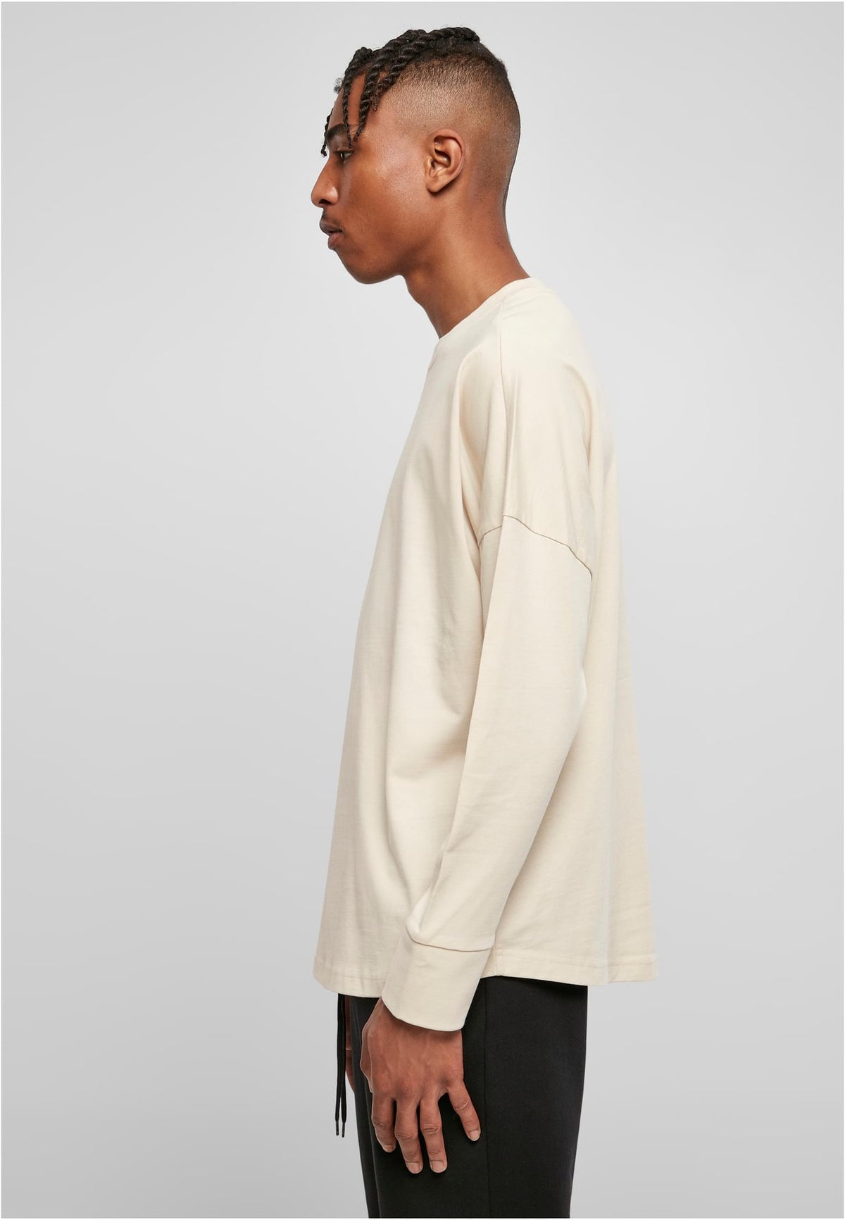 Oversized Cut On Sleeve Longsleeve in Sand, getragen