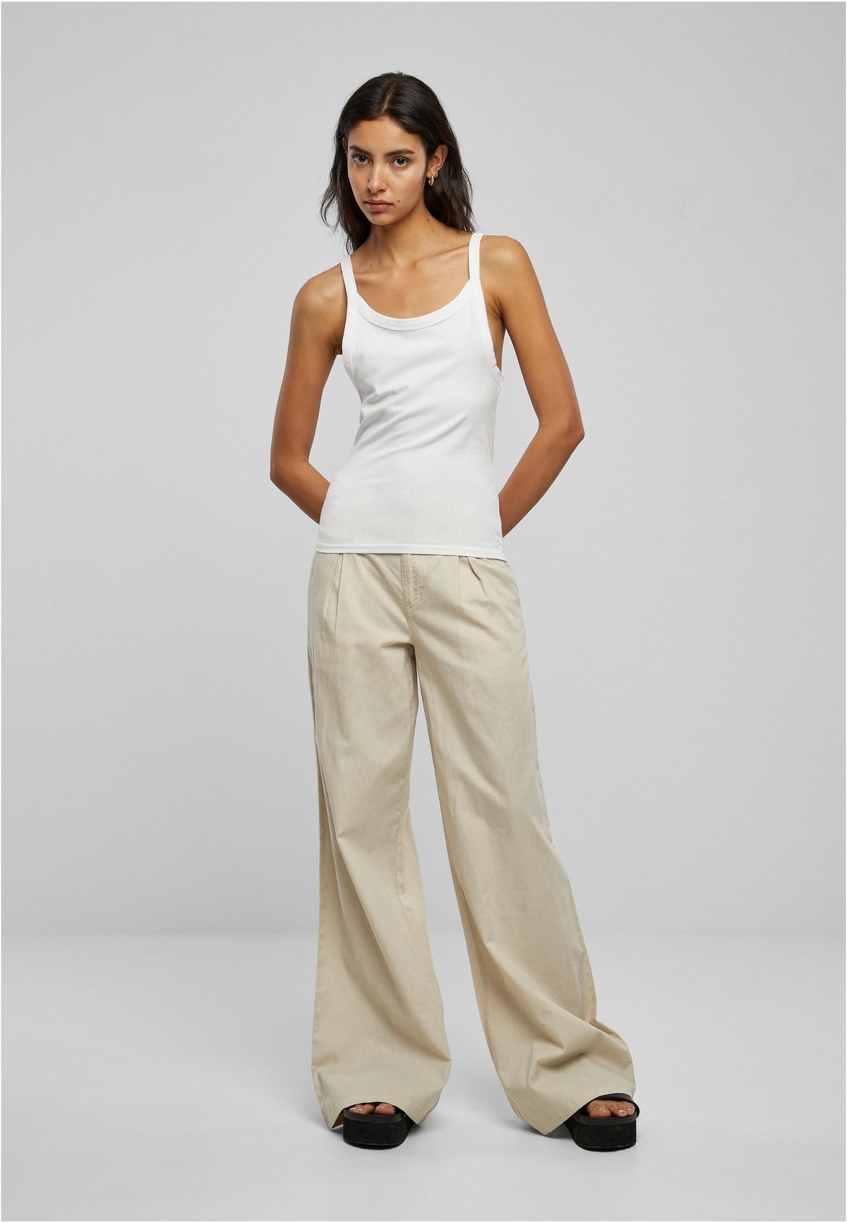 Ladies Everyday Top in White, getragen