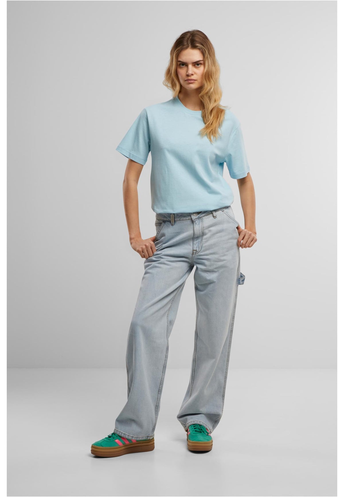 Ladies Everyday Tee in Ocean Blue, getragen