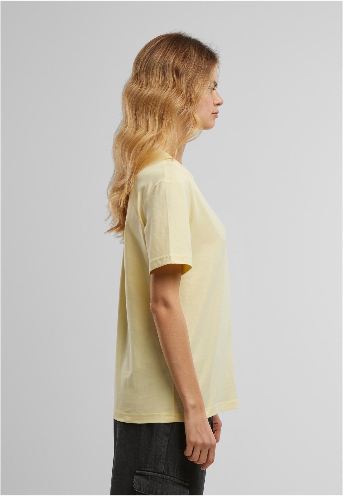 Ladies Everyday Tee in Soft Yellow, getragen