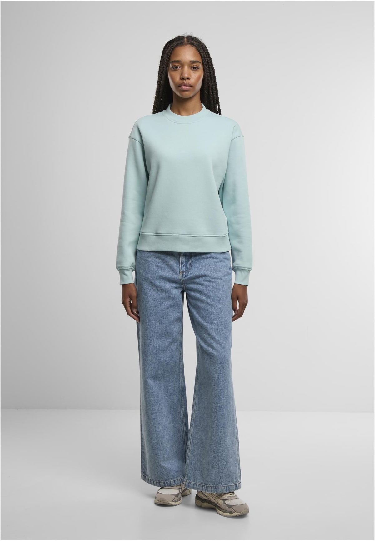 Ladies Oversized Crewneck in Ocean Blue, getragen