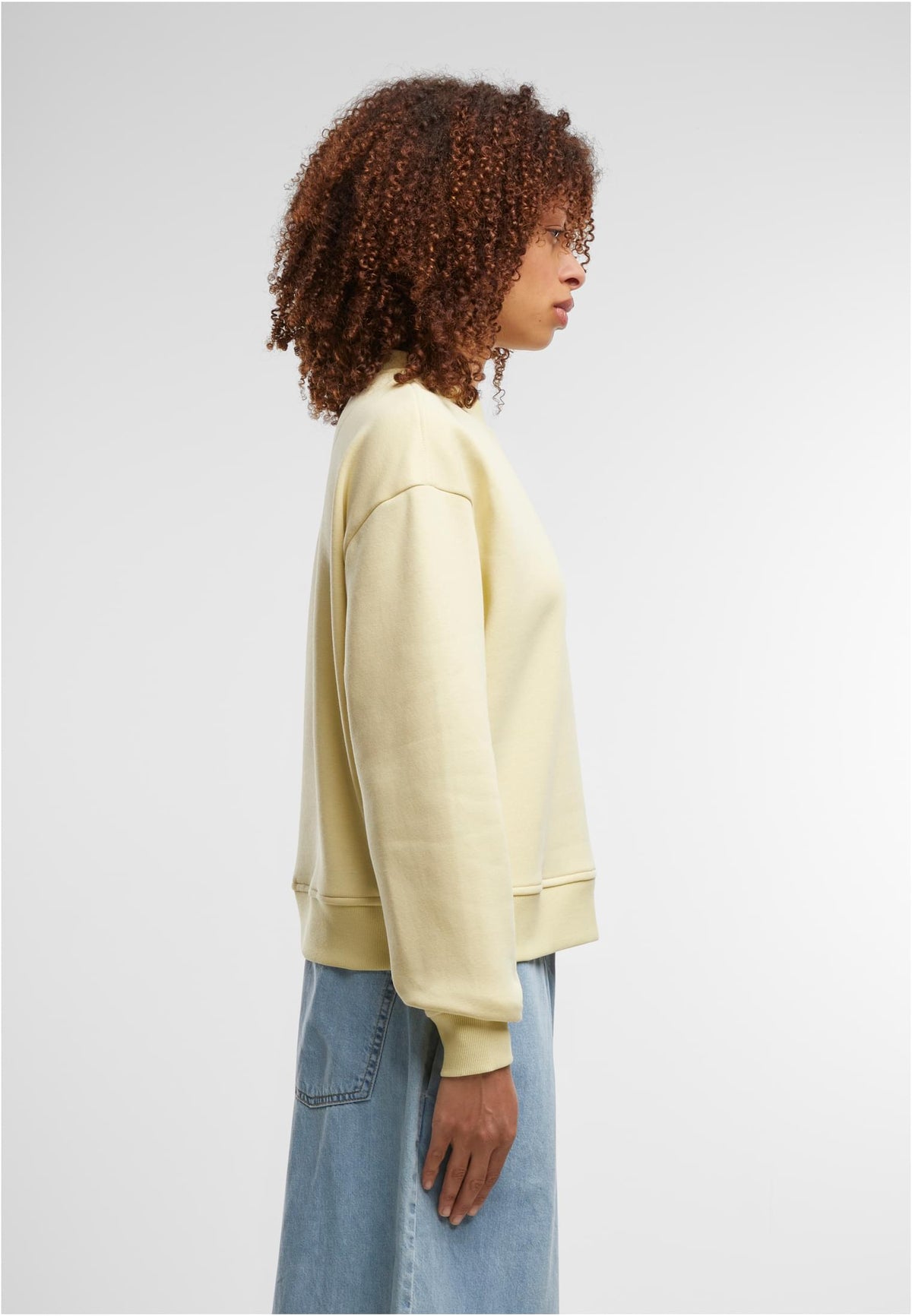 Ladies Oversized Crewneck in Soft Yellow, getragen