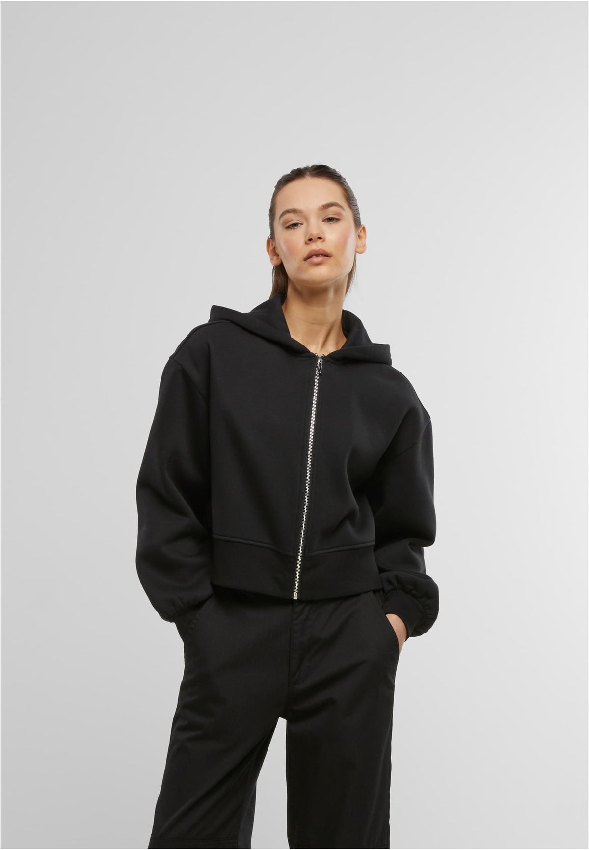 Ladies Short Oversized Zip Jacket in Schwarz, getragen
