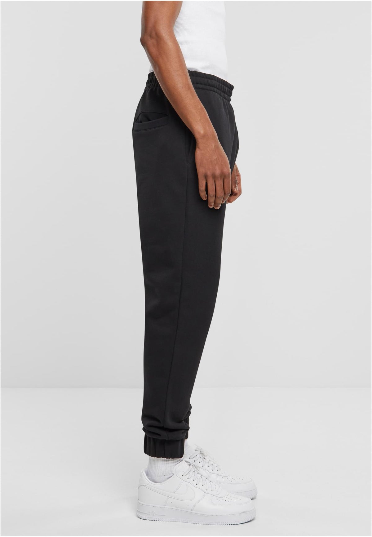 Ultra Heavy Sweatpants in Schwarz, getragen