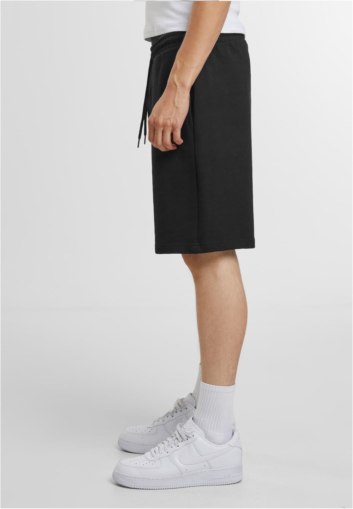 Ultra Heavy Sweatshorts in Schwarz, getragen