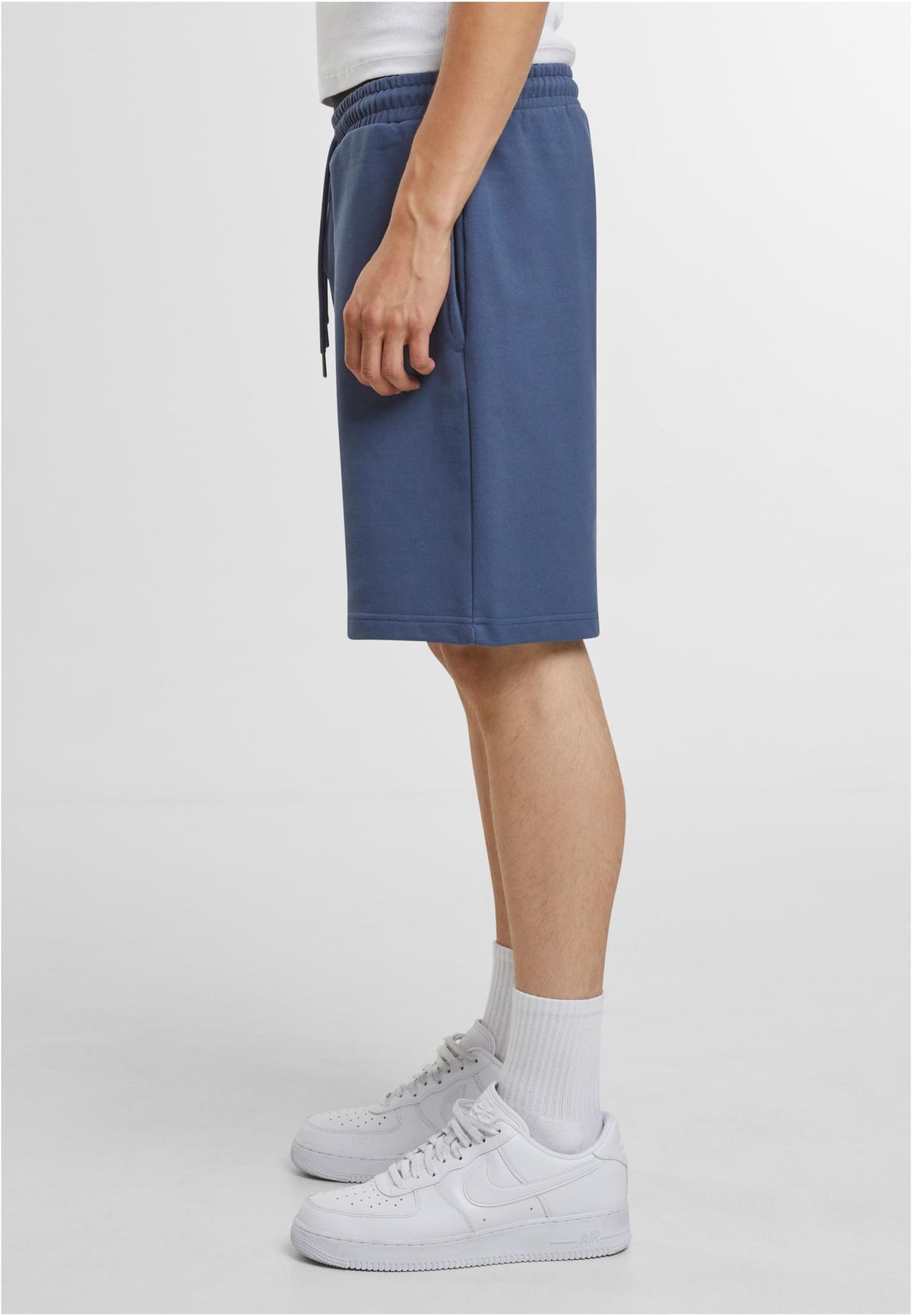 Ultra Heavy Sweatshorts in Vintage Blue, getragen
