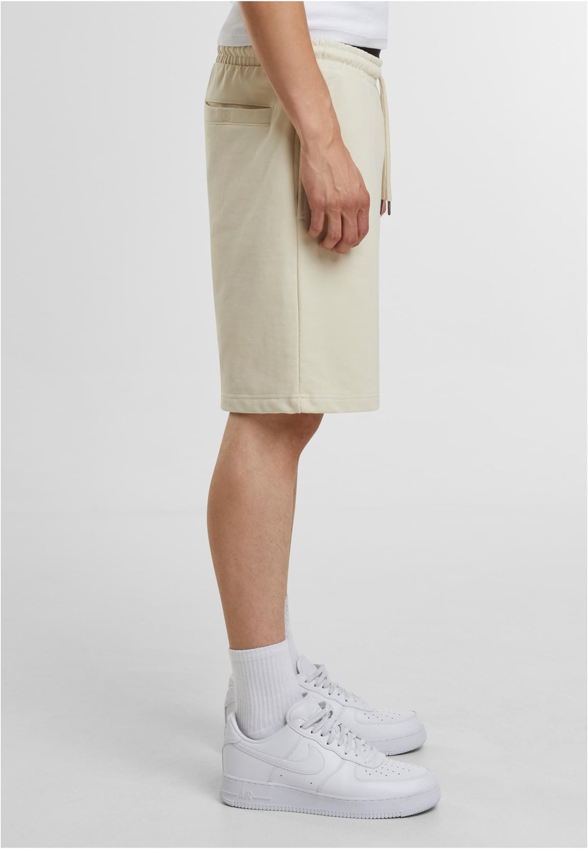 Ultra Heavy Sweatshorts in Sand, getragen
