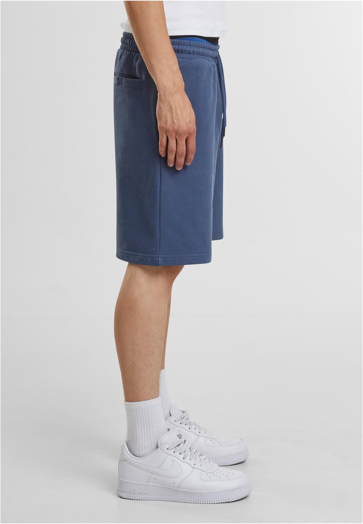 Ultra Heavy Sweatshorts in Vintage Blue, getragen