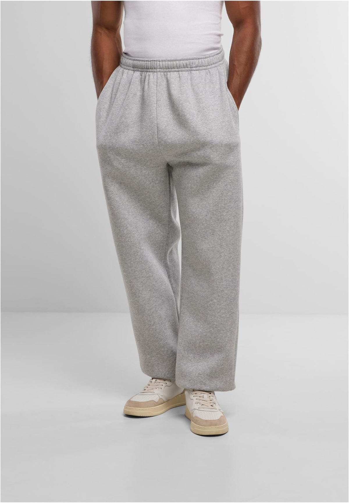 Fluffy Sweatpants in Heather Grey, getragen