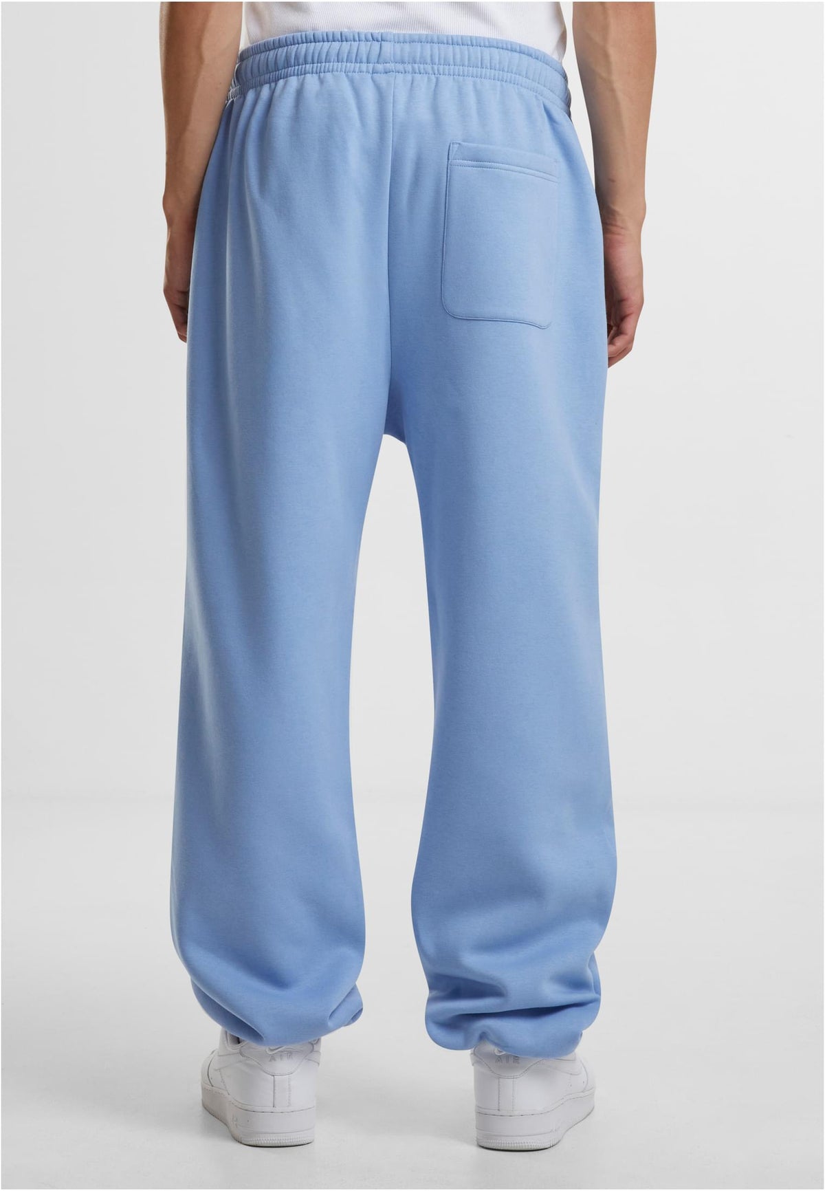 Fluffy Sweatpants in Powder Blue, getragen