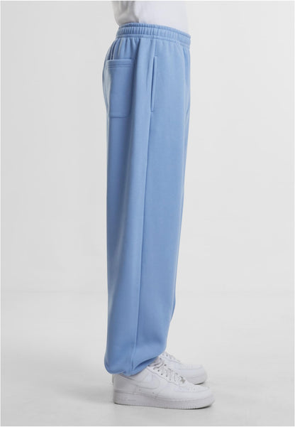 Fluffy Sweatpants in Powder Blue, getragen