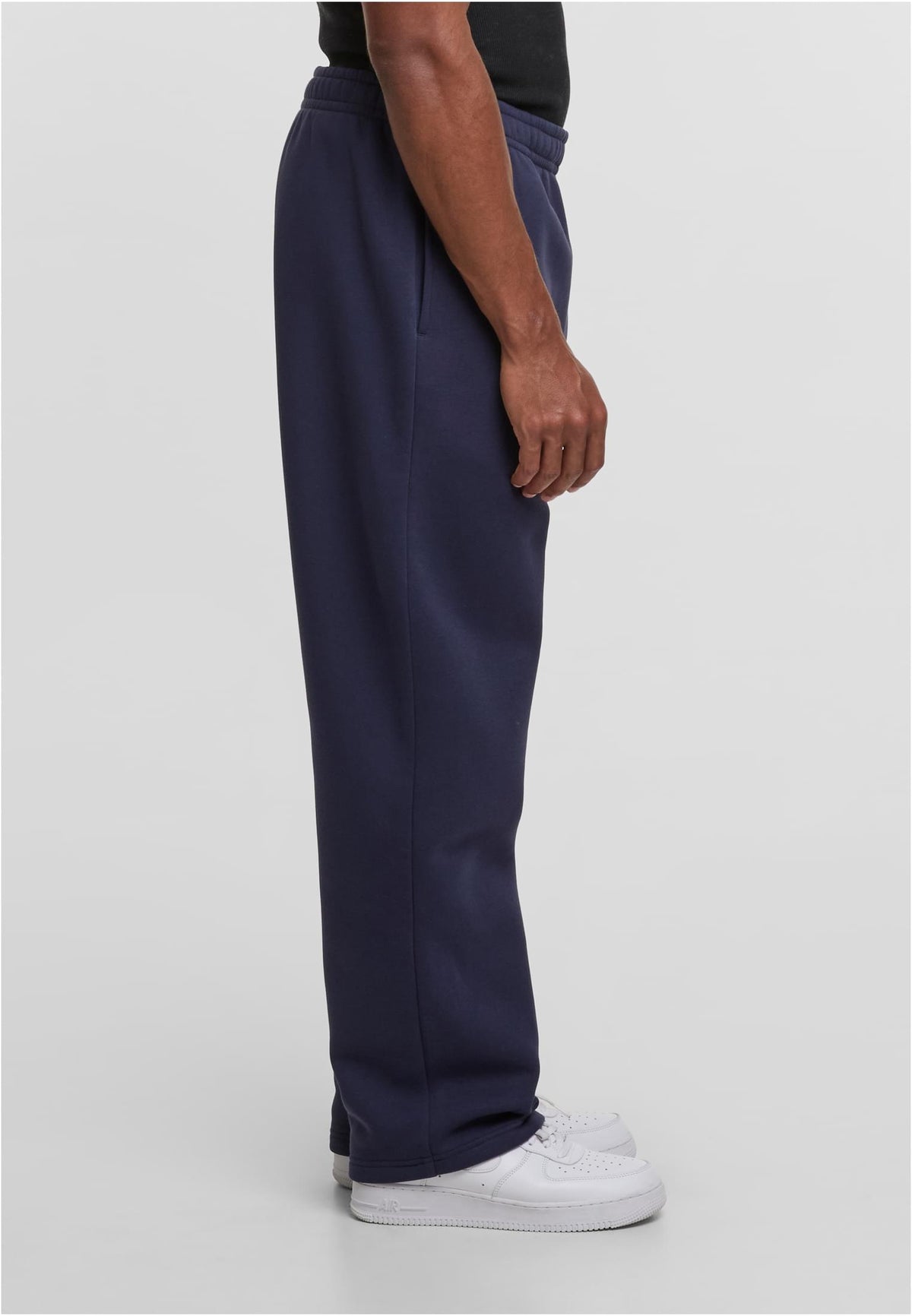 Fluffy Trackpants in Navy, getragen
