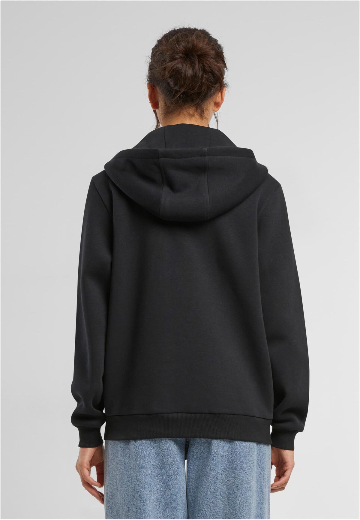 Ladies Fluffy Zip Hoody in Schwarz, getragen