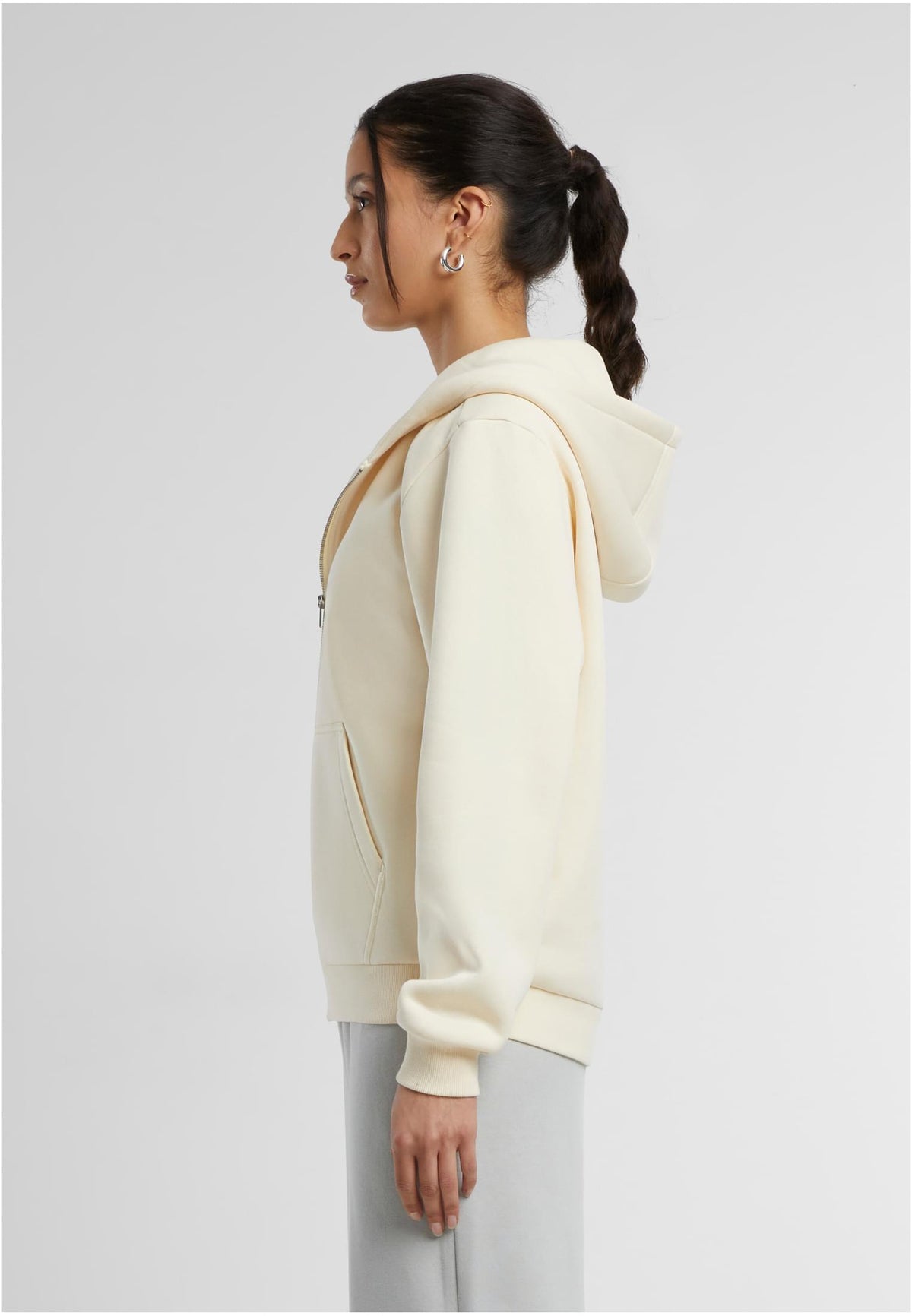 Ladies Fluffy Zip Hoody in White Sand, getragen