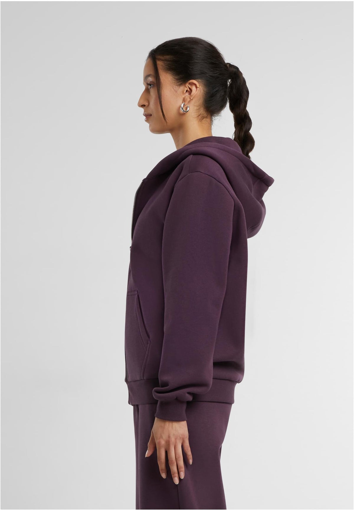 Ladies Fluffy Zip Hoody in Plum Purple, getragen