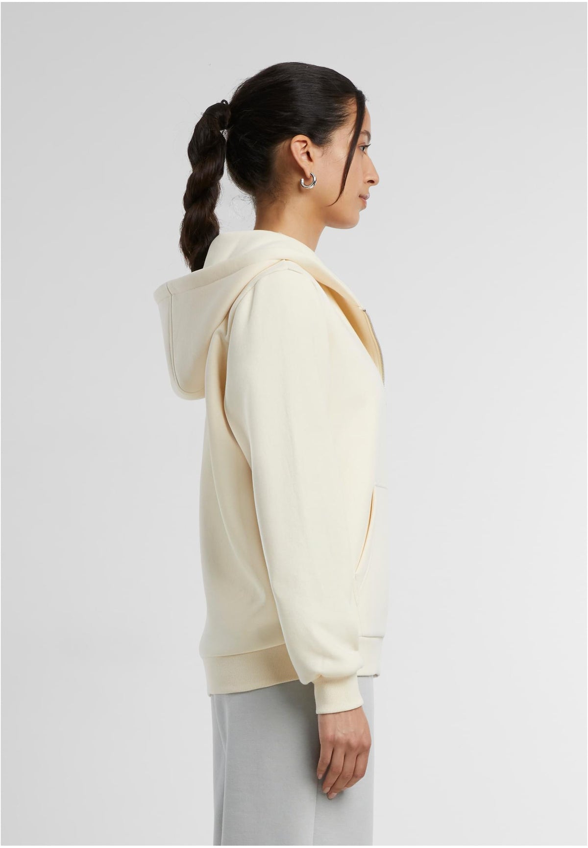 Ladies Fluffy Zip Hoody in White Sand, getragen