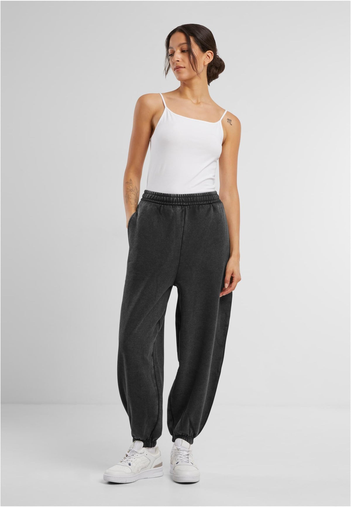 Ladies Vintage Heavy Sweatpants in Schwarz, getragen