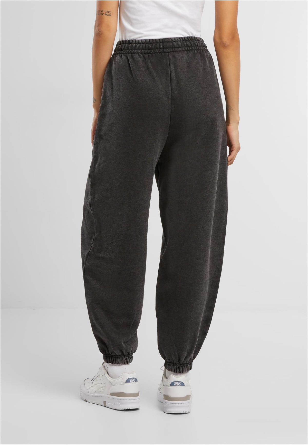 Ladies Vintage Heavy Sweatpants in Schwarz, getragen