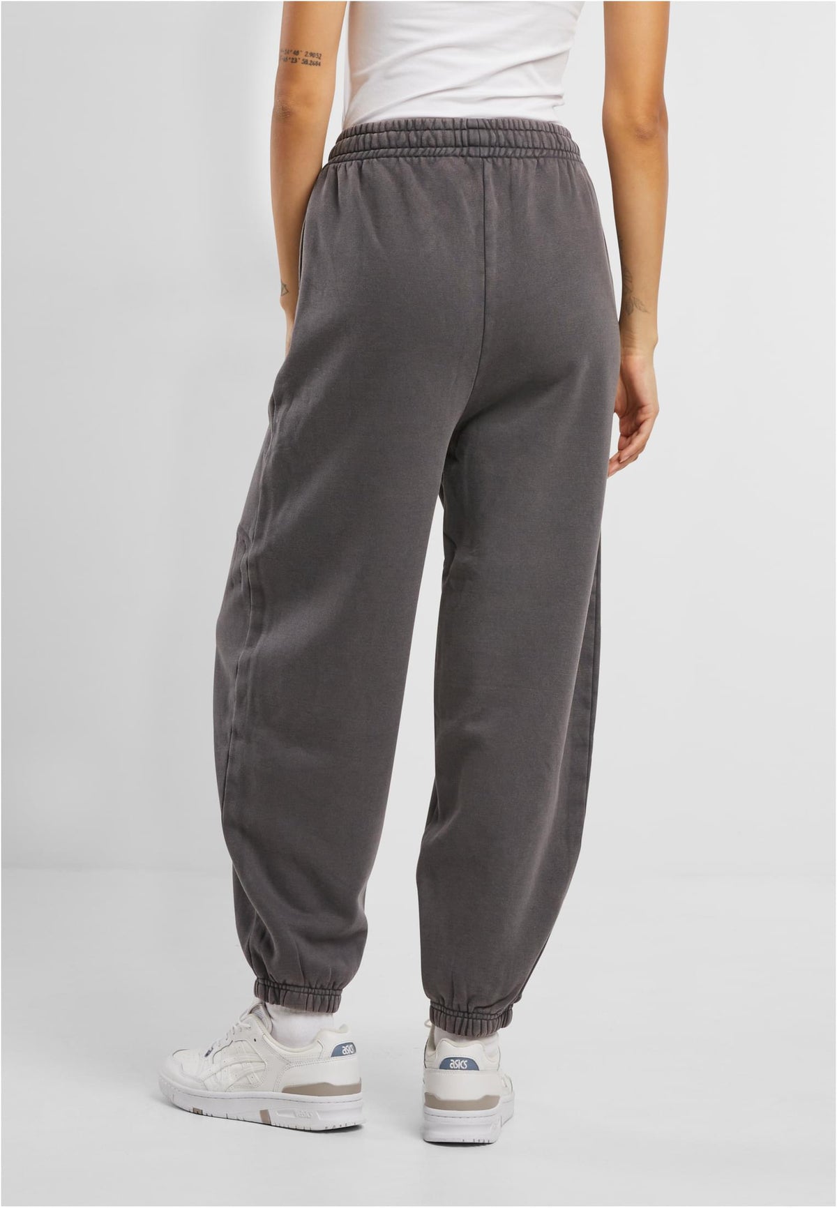 Ladies Vintage Heavy Sweatpants in Magnet, getragen