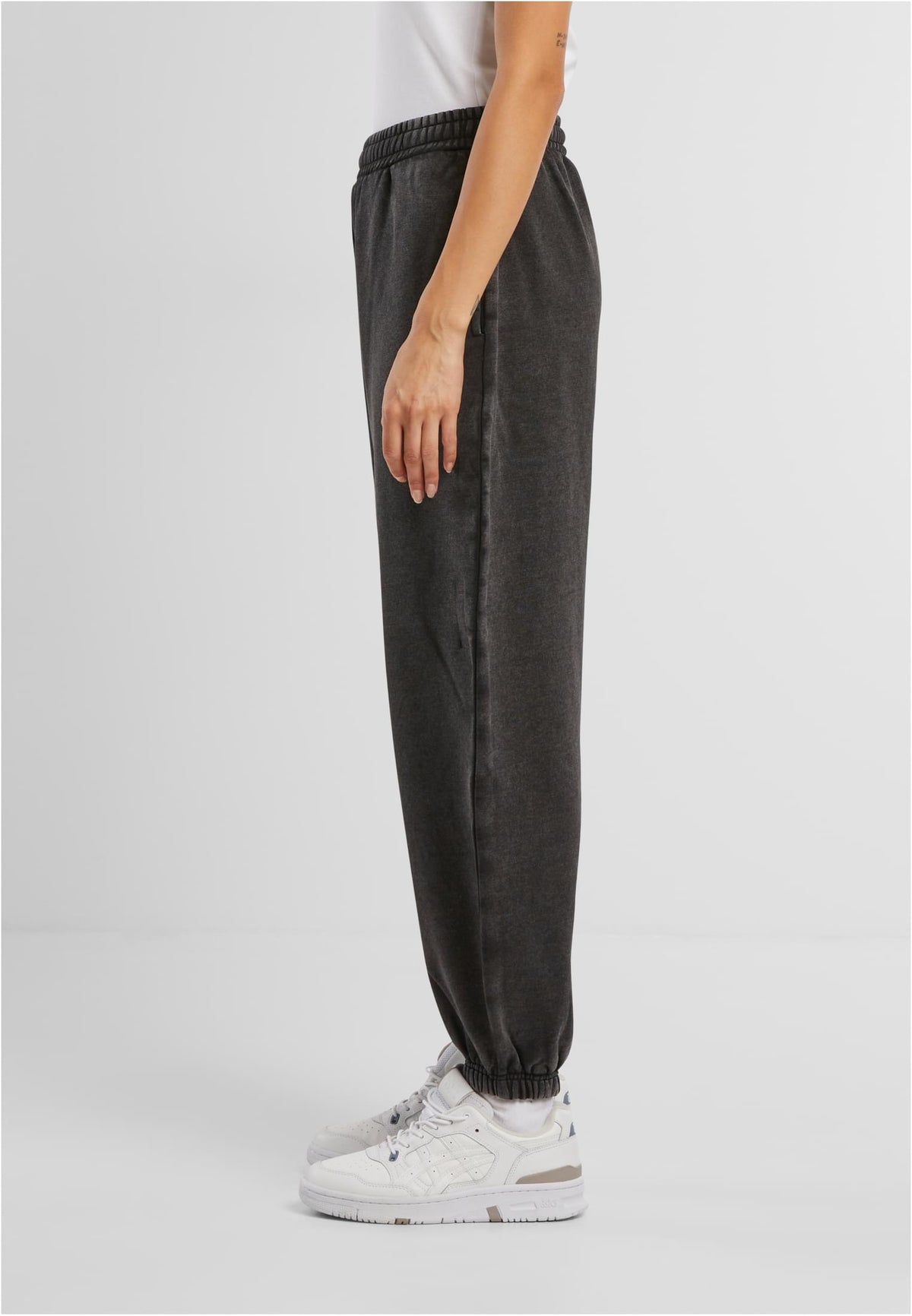 Ladies Vintage Heavy Sweatpants in Schwarz, getragen