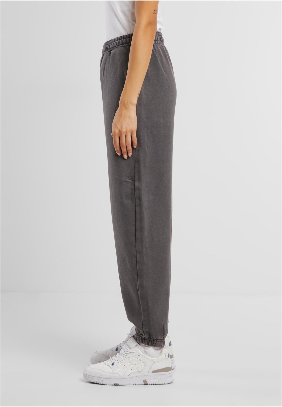 Ladies Vintage Heavy Sweatpants in Magnet, getragen