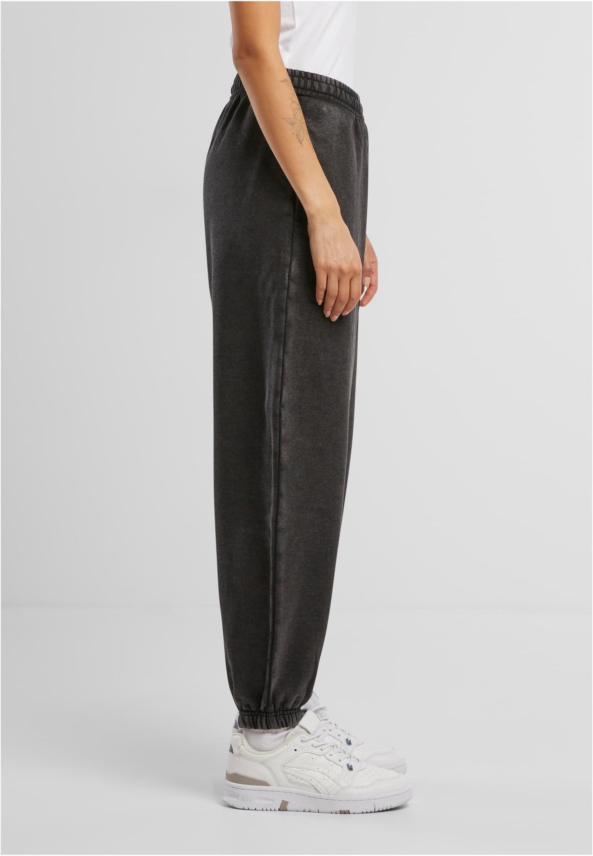 Ladies Vintage Heavy Sweatpants in Schwarz, getragen