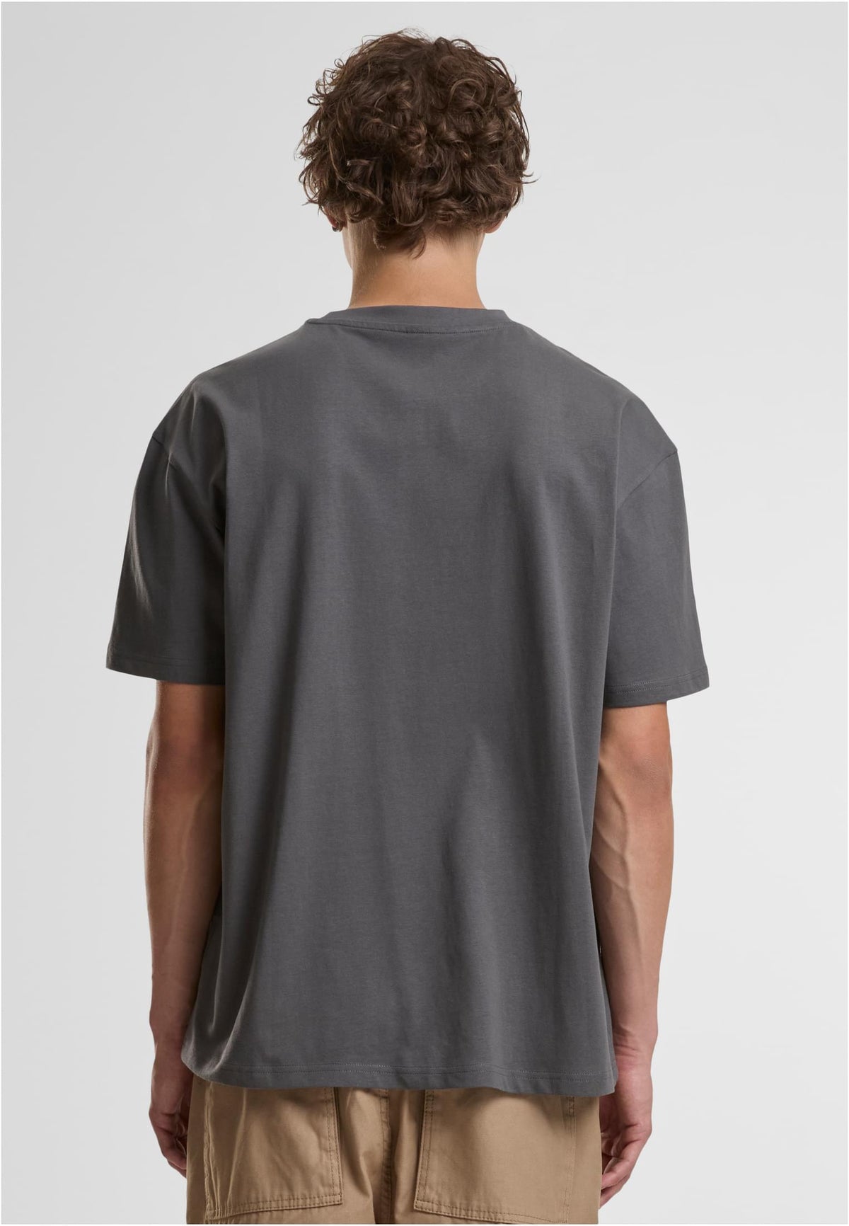 Cotton Loose Tee in Magnet, getragen