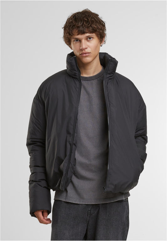 Oversized Puffer Jacket in Schwarz, getragen