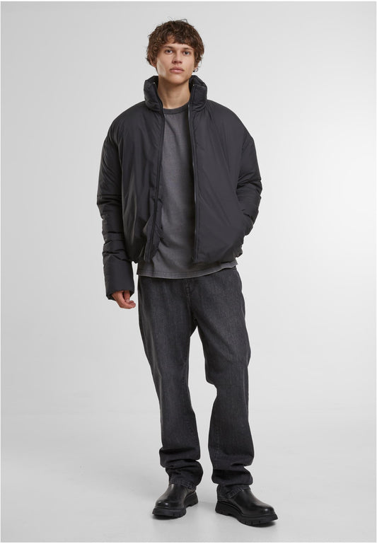Oversized Puffer Jacket in Schwarz, getragen