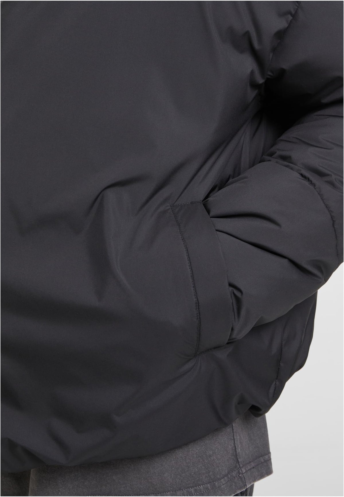 Oversized Puffer Jacket in Schwarz, getragen