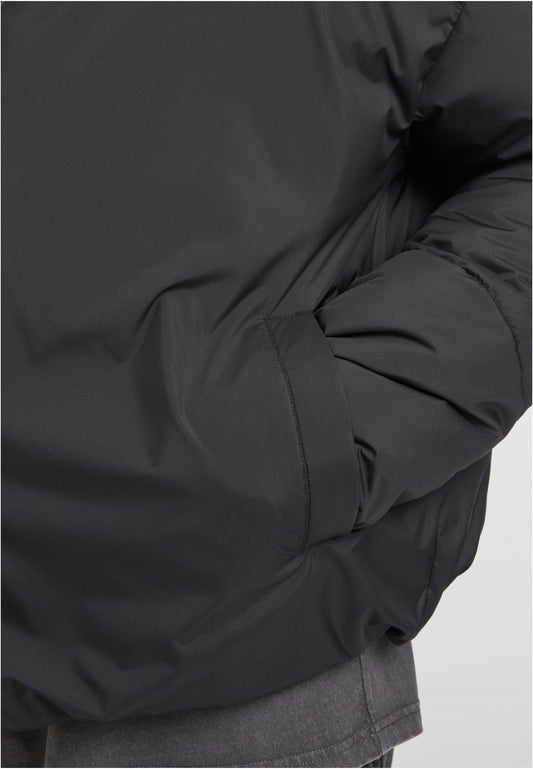 Oversized Puffer Jacket in Schwarz, getragen