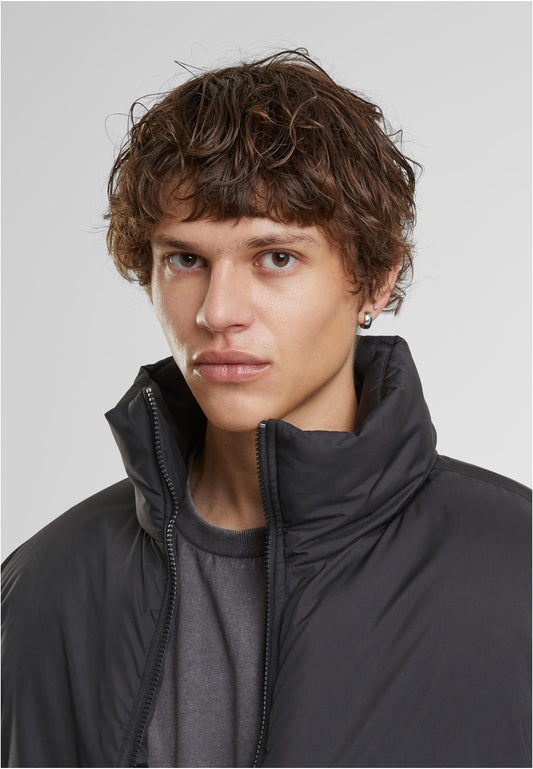 Oversized Puffer Jacket in Schwarz, getragen