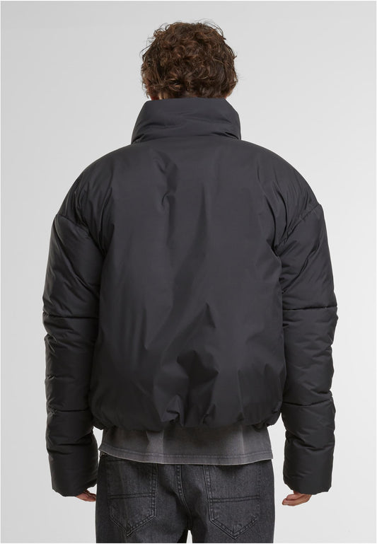 Oversized Puffer Jacket in Schwarz, getragen