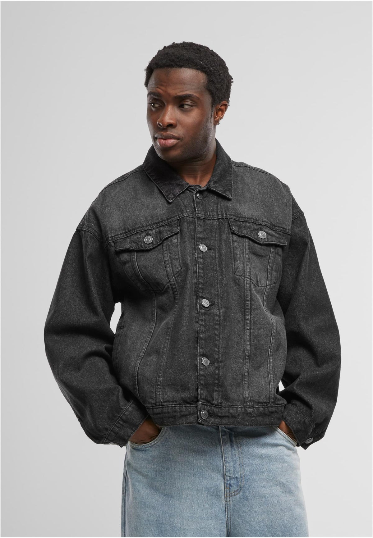 Heavy Ounce Boxy Denim Jacket in Black Washed, getragen